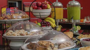 Un bufé de desayuno con diferentes alimentos y bebidas.