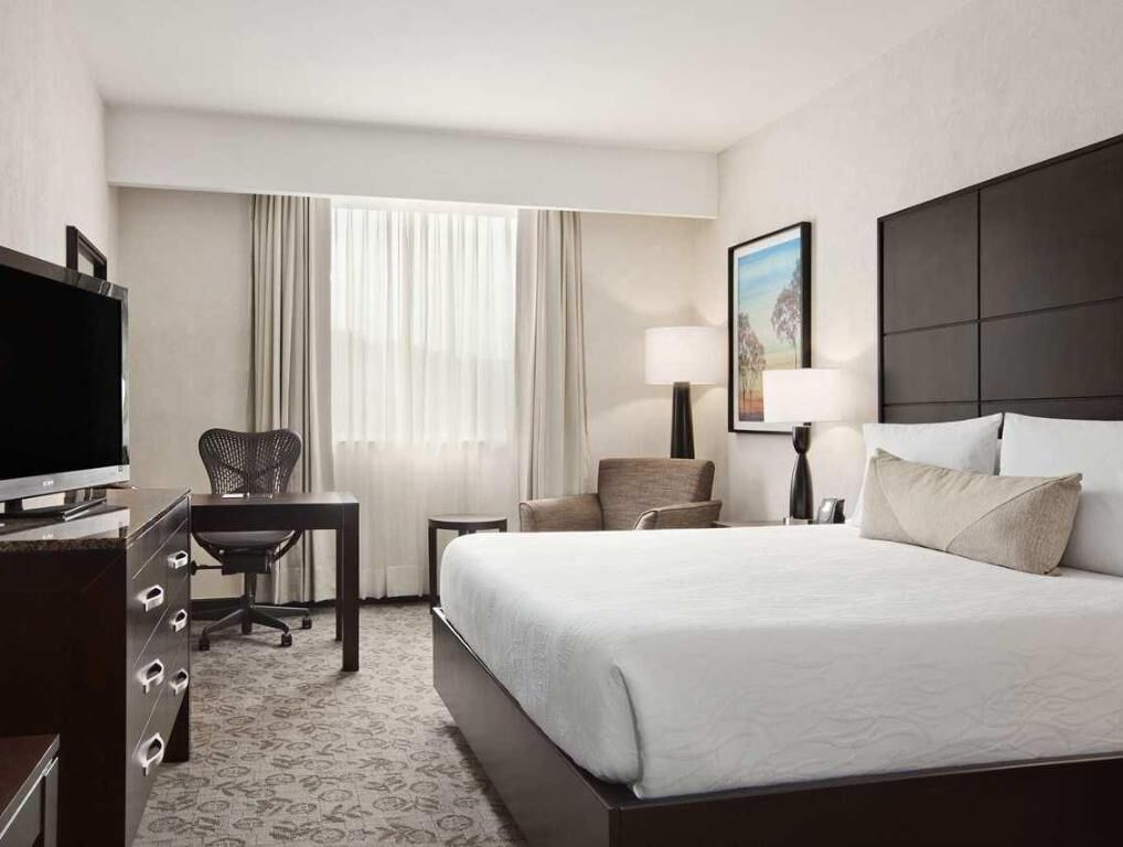 Premium bedding, in-room safe, desk, laptop workspace