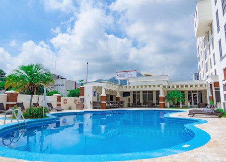 Outdoor pool. Hilton Garden Inn Tuxtla Gutierrez