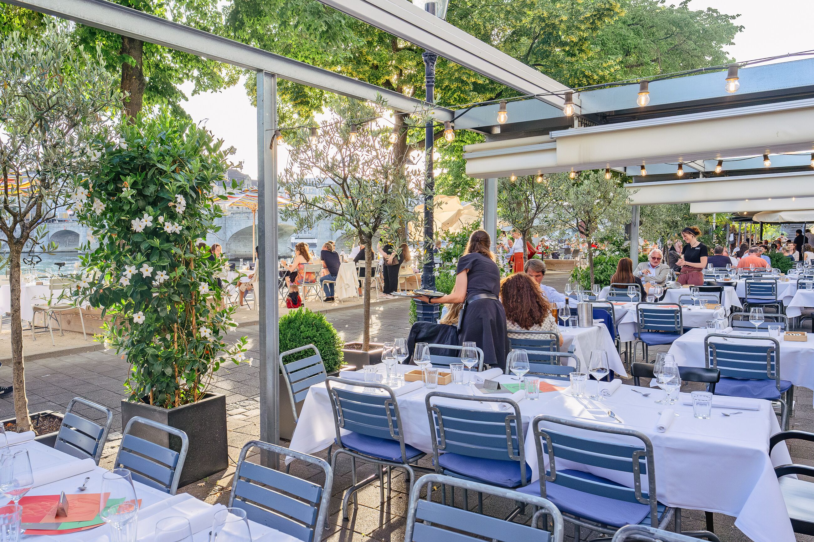 lunch, dinner served; international cuisine, al fresco dining