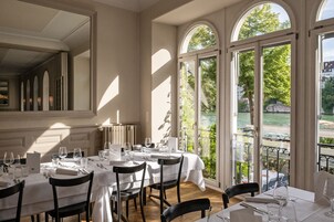 Se sirven almuerzos y cenas, restaurante con mesas al aire libre 