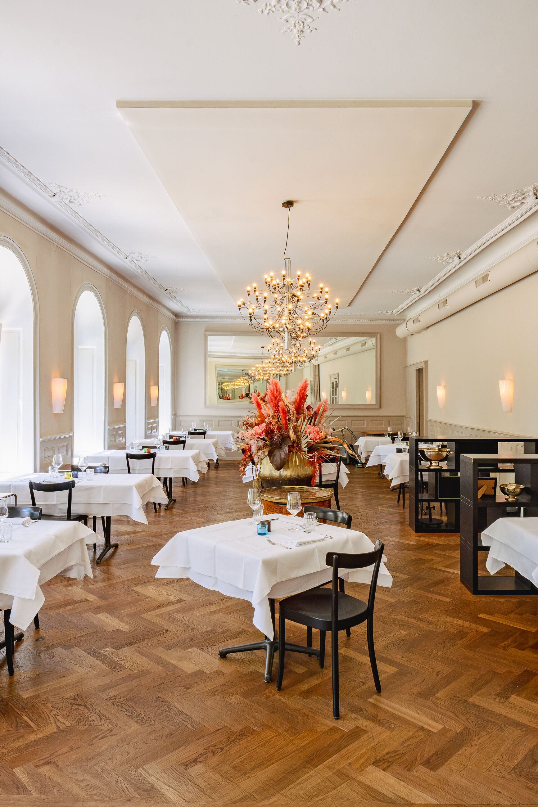 lunch, dinner served; international cuisine, al fresco dining