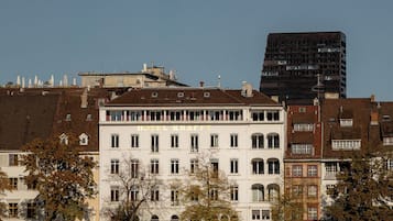 Un hotel frente al río con varios pisos, un llamativo letrero 'HOTEL KRAFFT' y vistas al río.