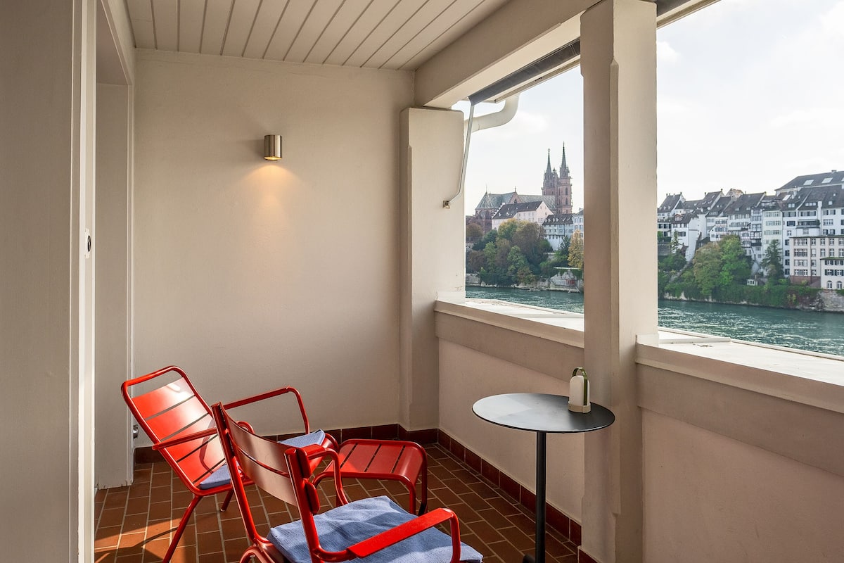 Junior Studio Suite, Balcony, River View | Hypo-allergenic bedding, in-room safe, individually decorated