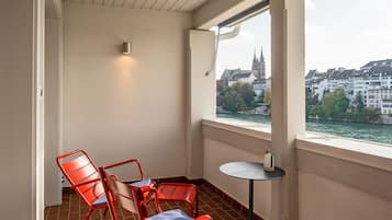 Junior Studio Suite, Balcony, River View | Hypo-allergenic bedding, in-room safe, individually decorated