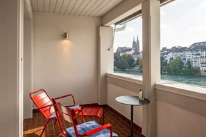 Suite studio Junior, balcon, vue sur le fleuve | Literie hypoallergénique, coffre-fort, décor unique, ameublement unique