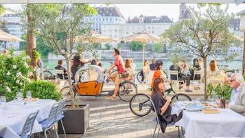 Se sirven almuerzos y cenas, restaurante con mesas al aire libre