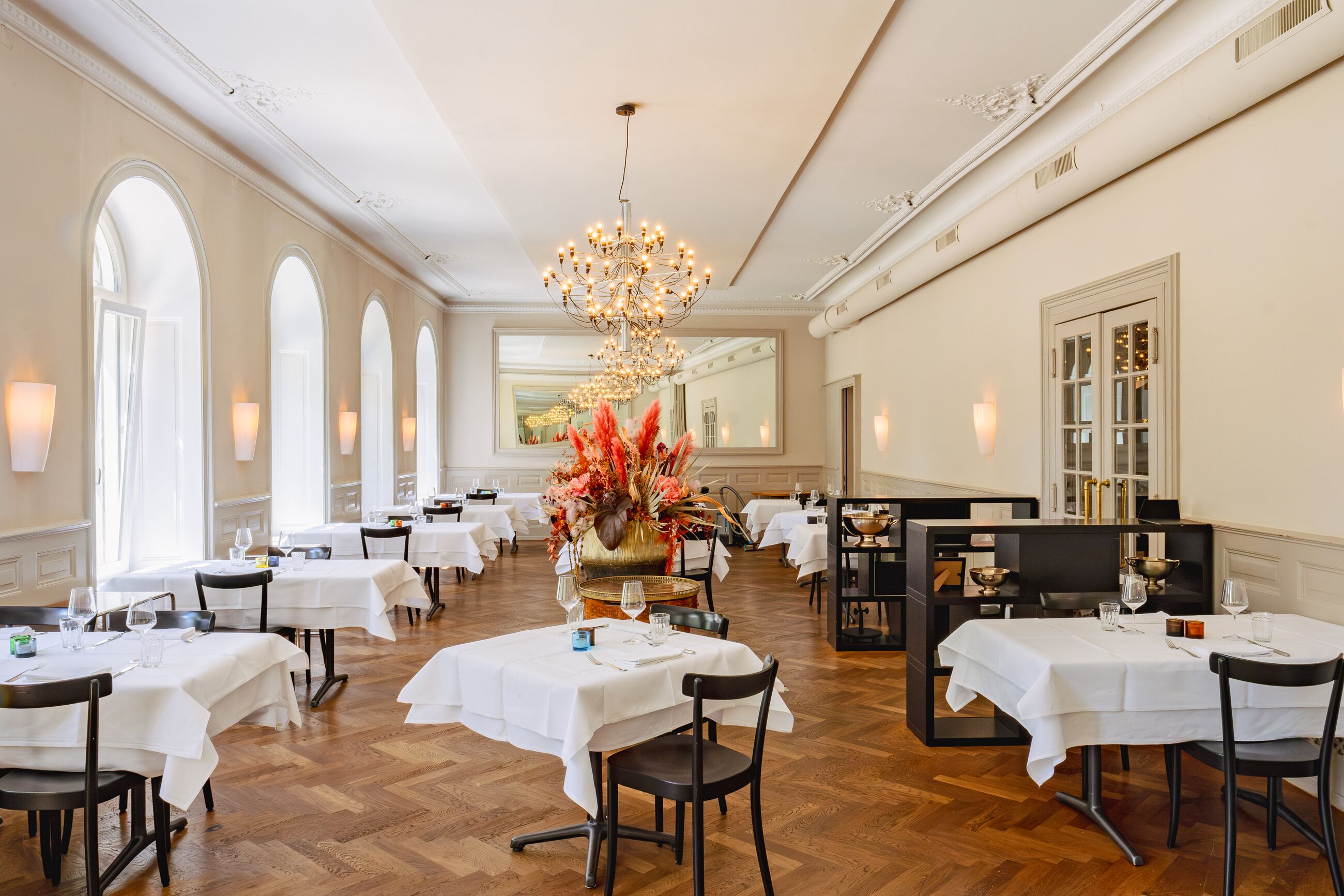 lunch, dinner served; international cuisine, al fresco dining