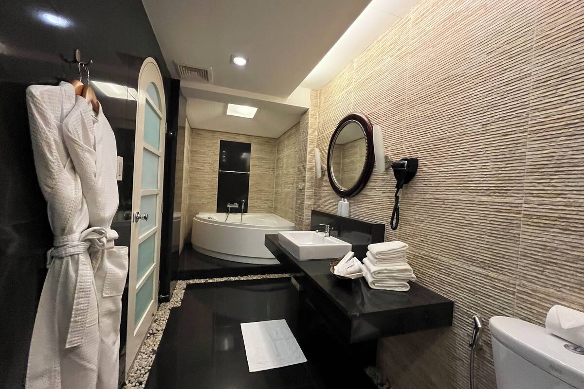 presidential suite | bathroom | shower, free toiletries, slippers, bidet