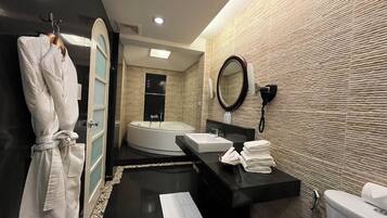 Suite Presidensial | Kamar mandi | Shower, perlengkapan mandi gratis, sandal, dan kloset