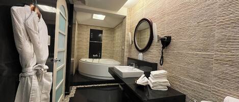 Presidential-suite | Badeværelse | Bruser, gratis toiletartikler, hjemmesko, bidet
