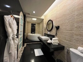 Suite presidencial | Baño | Ducha, artículos de higiene personal gratuitos, zapatillas y bidé