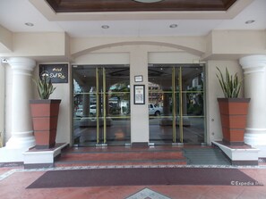 Property entrance - Hotel Del Rio (Iloilo)