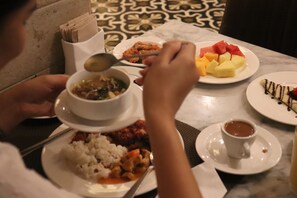 Se ofrece un desayuno bufé todos los días (por un coste adicional)