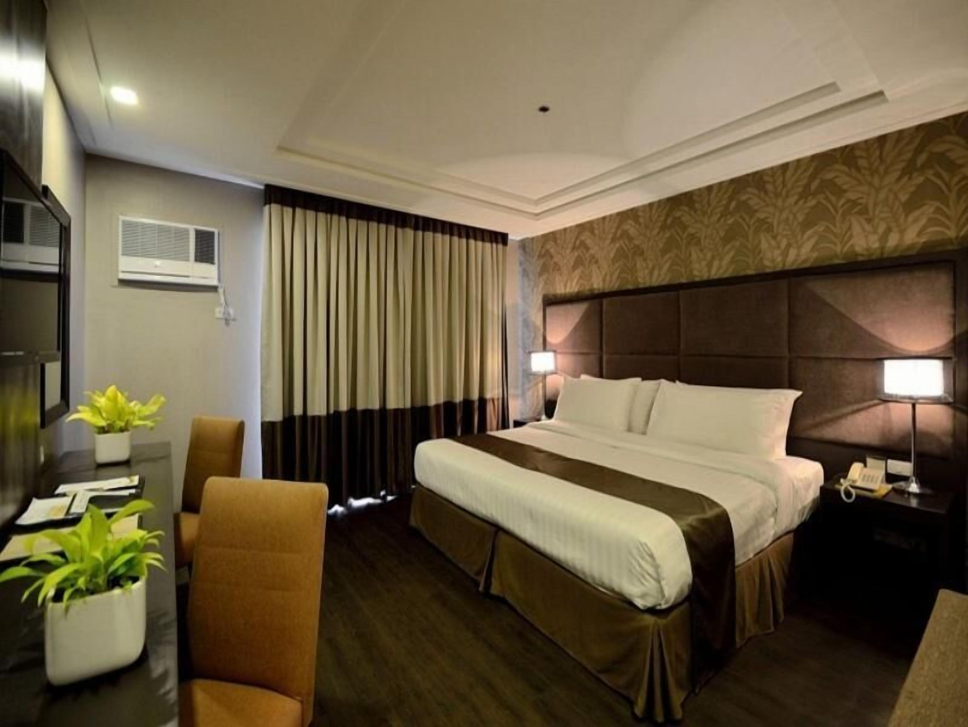 Hypo-allergenic bedding, in-room safe, desk, free WiFi