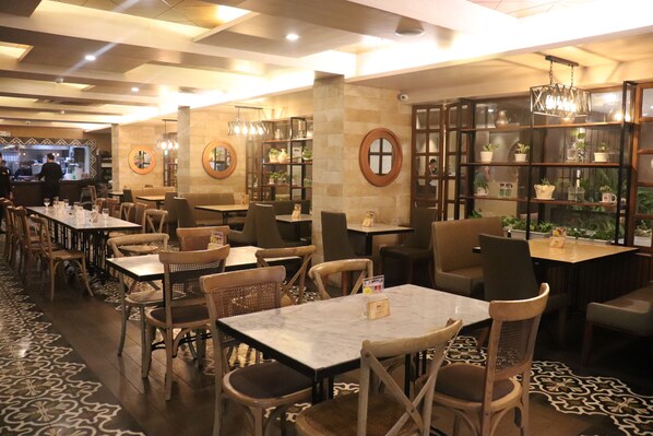 Serveert ontbijt, lunch en diner