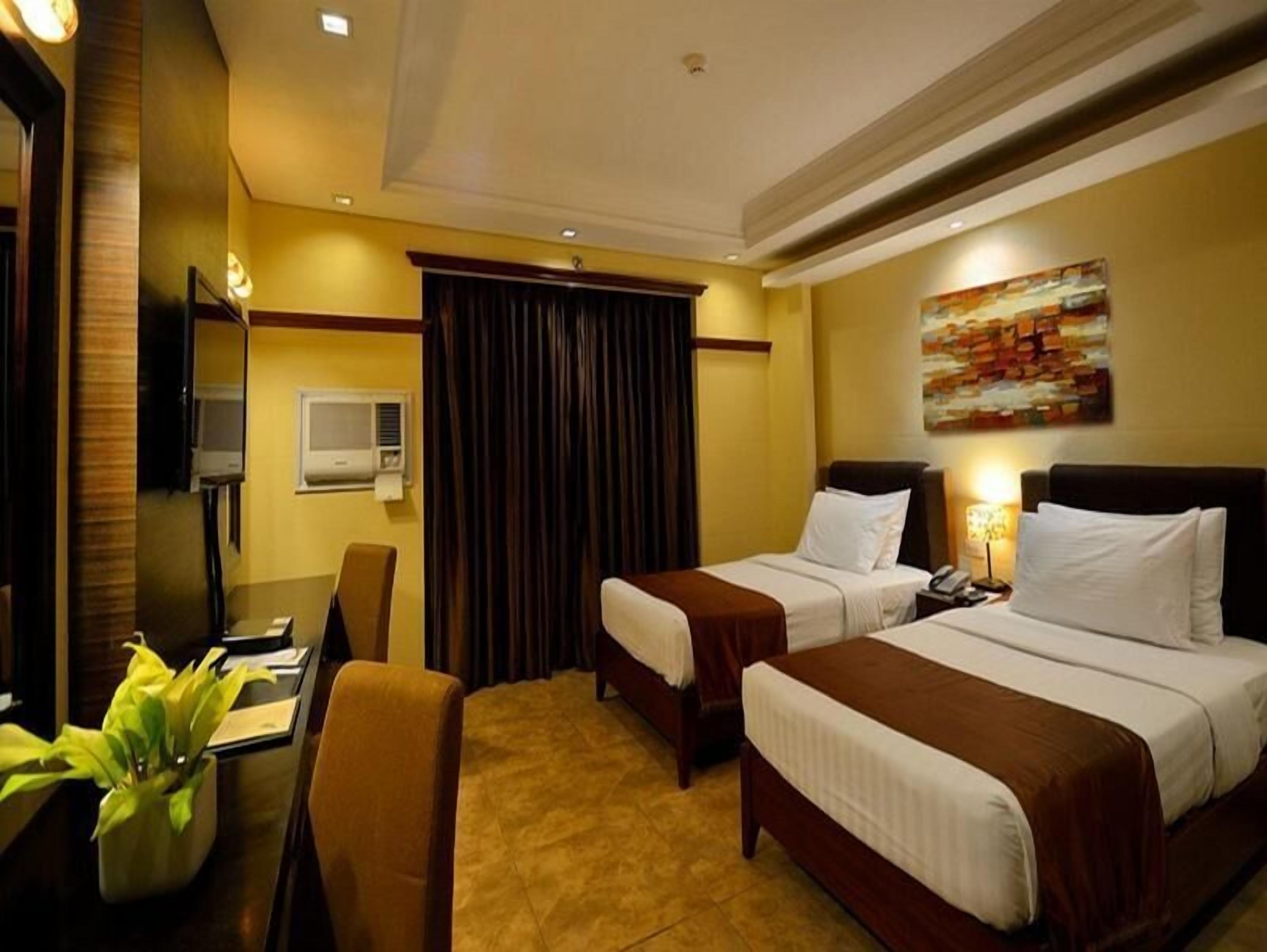 Hypo-allergenic bedding, in-room safe, desk, free WiFi