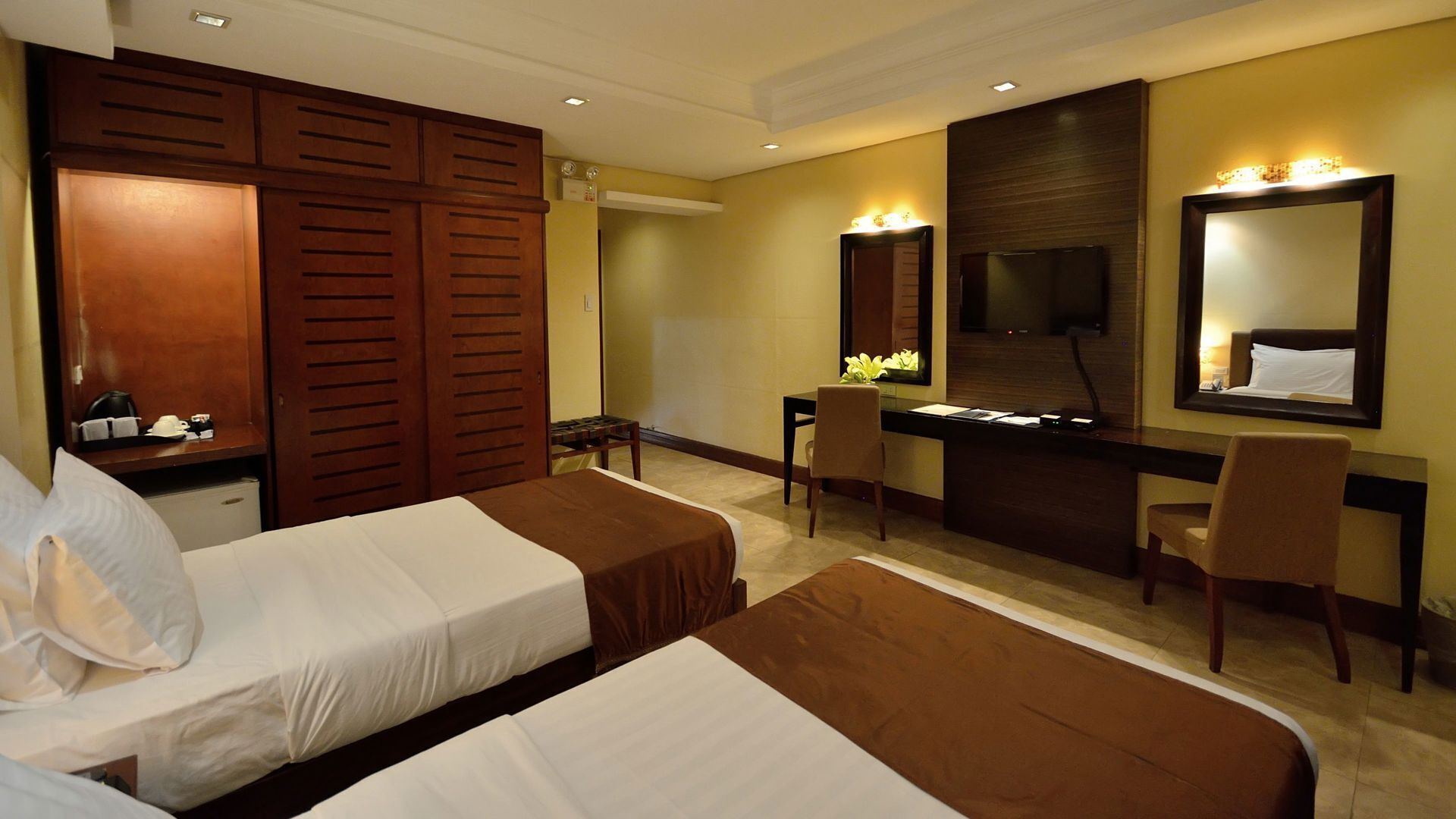 Hypo-allergenic bedding, in-room safe, desk, free WiFi