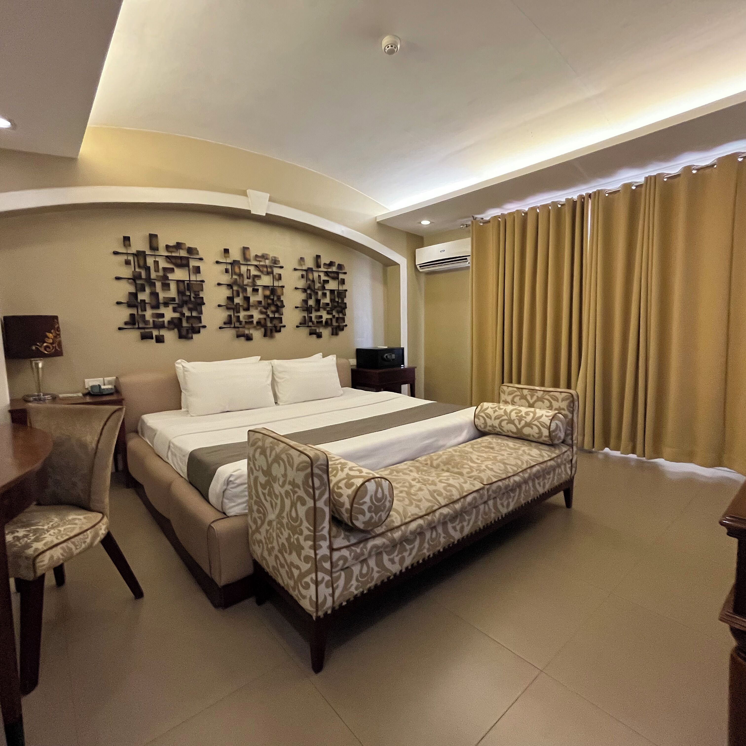 presidential suite | hypo-allergenic bedding, in-room safe, desk, free wifi