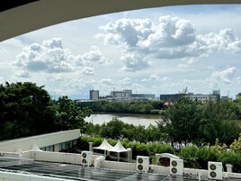 Deluxe szoba két külön ággyal | Kilátás az erkélyről