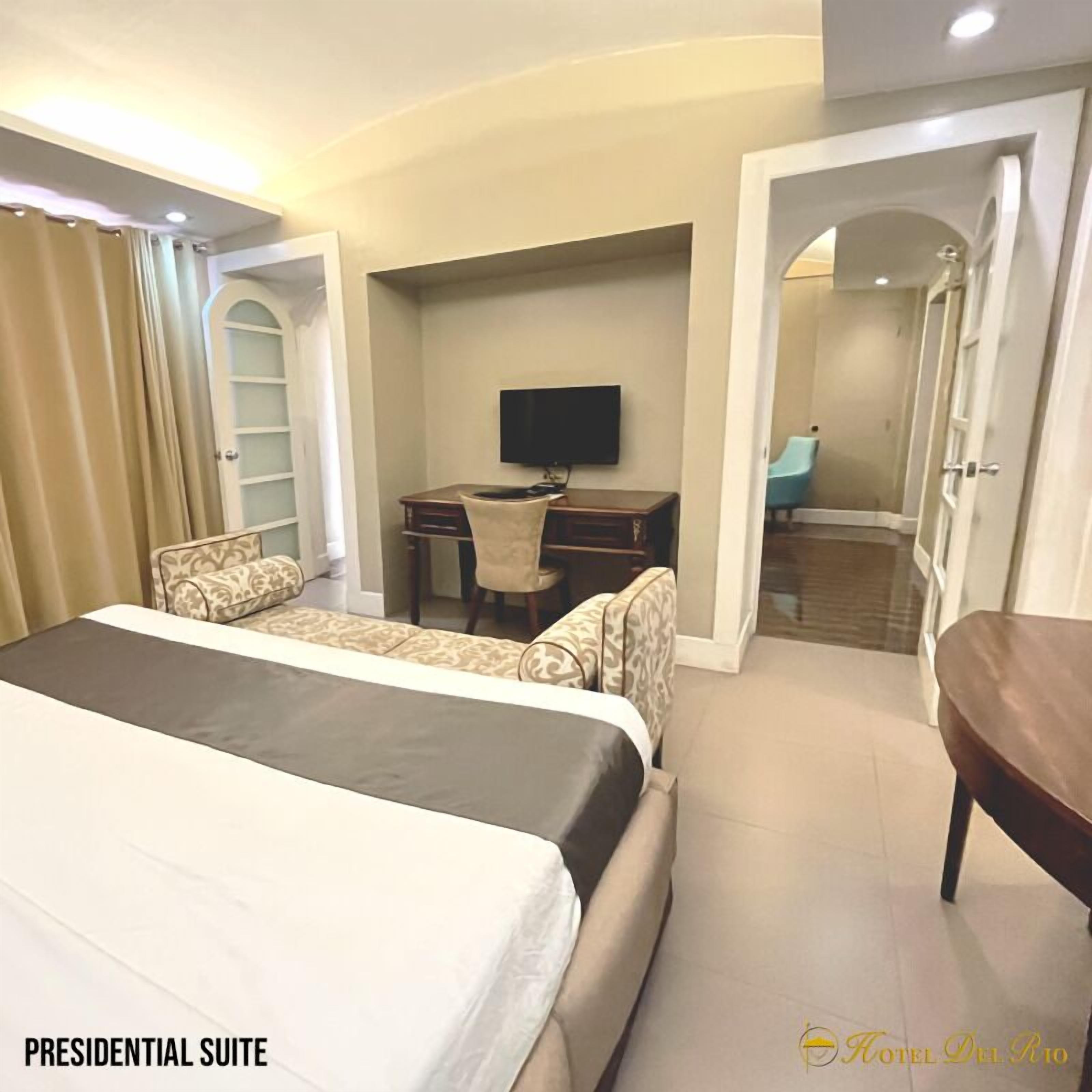 Hypo-allergenic bedding, in-room safe, desk, free WiFi