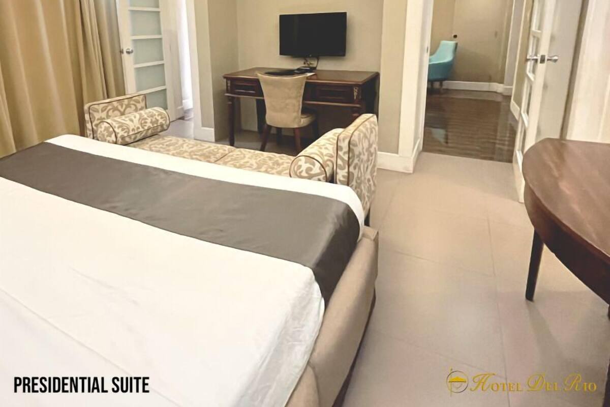 Hypo-allergenic bedding, in-room safe, desk, free WiFi