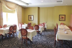 Breakfast, lunch, dinner and brunch served - Monte Carlo Inn & Suites Downtown Markham (Markham)
