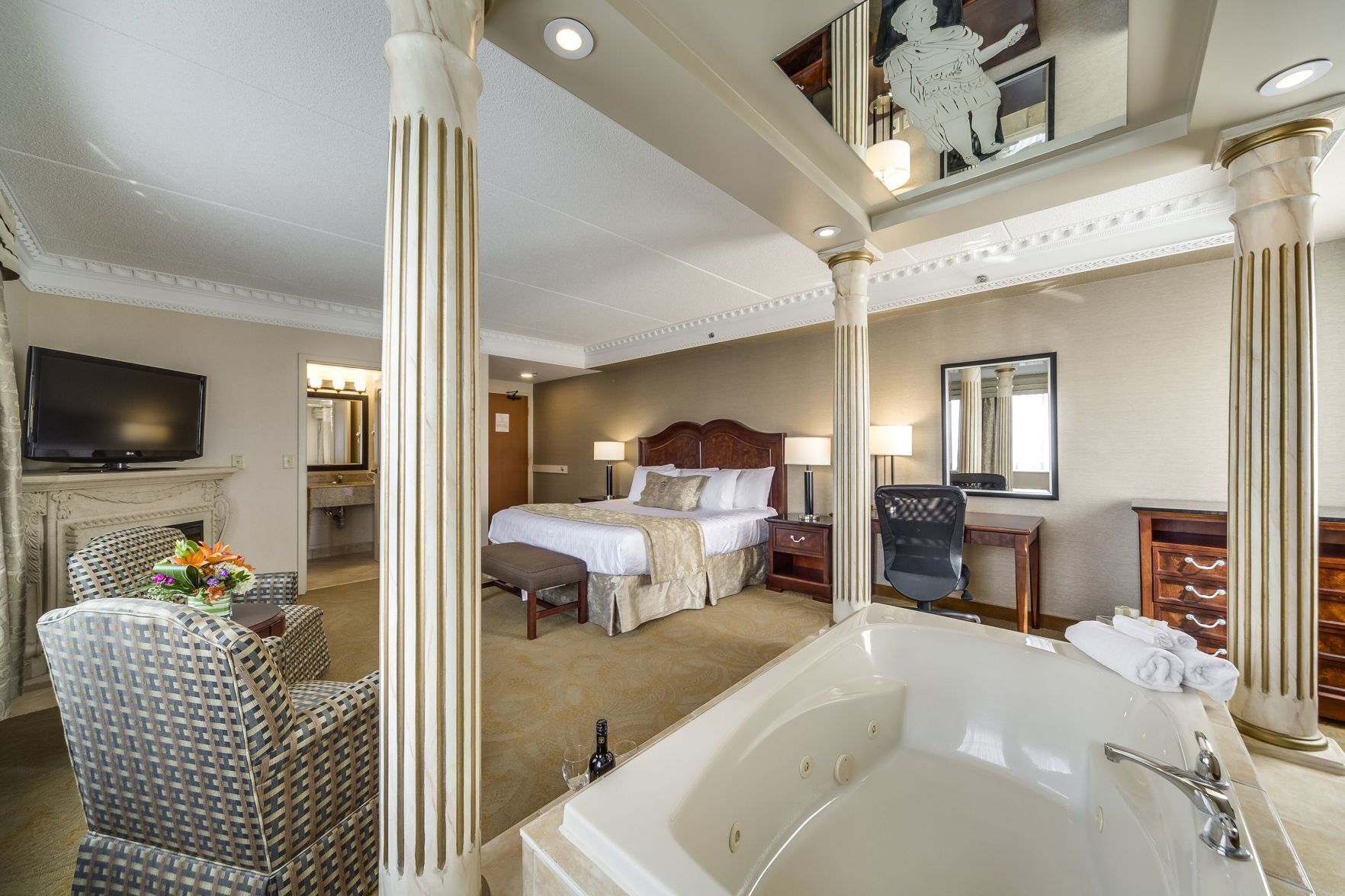 أغطية فراش متميزة وألحفة محشوة بالريش وخزنة داخل الغرفة