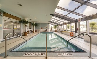 Una piscina techada, sillones reclinables de piscina
