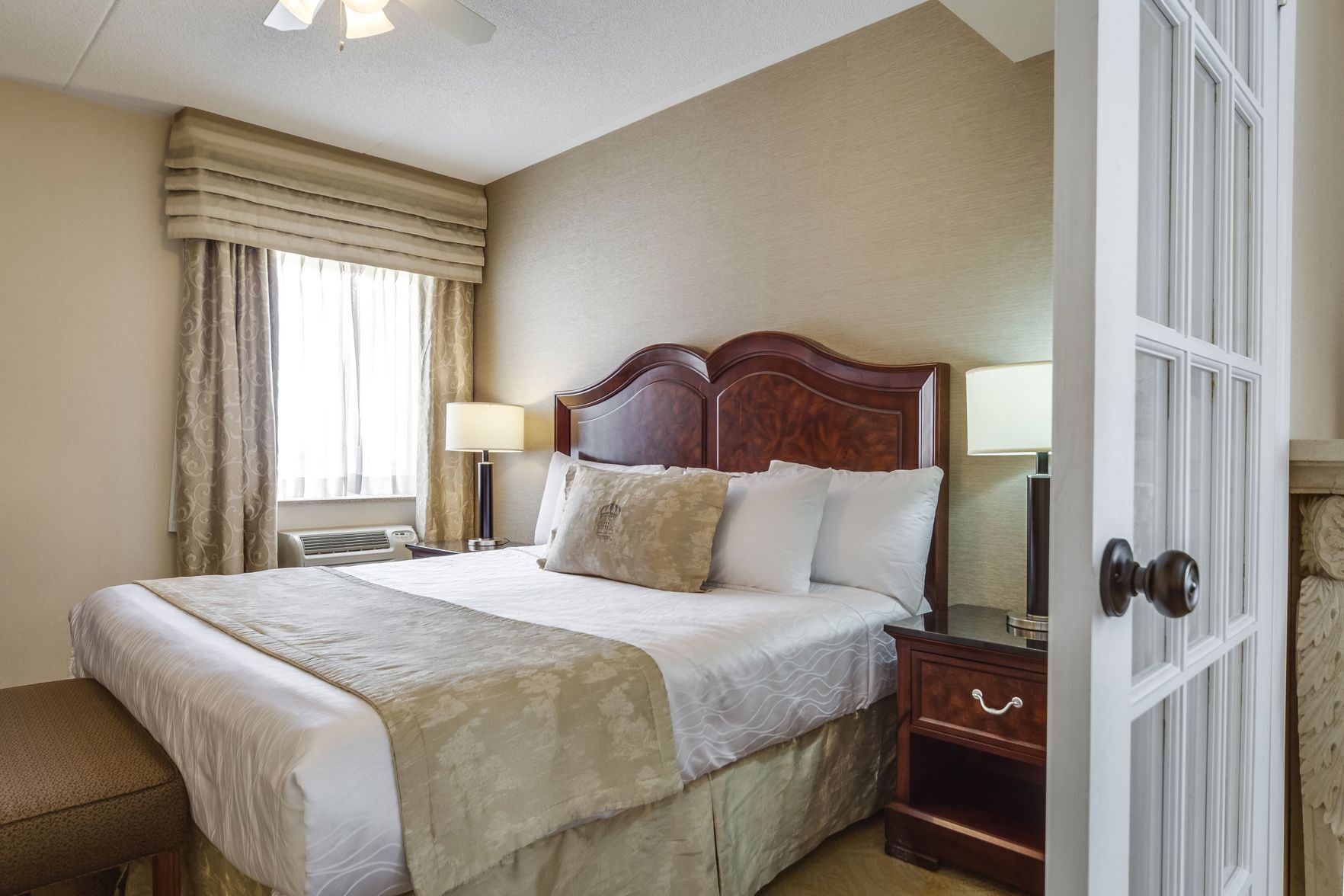 أغطية فراش متميزة وألحفة محشوة بالريش وخزنة داخل الغرفة