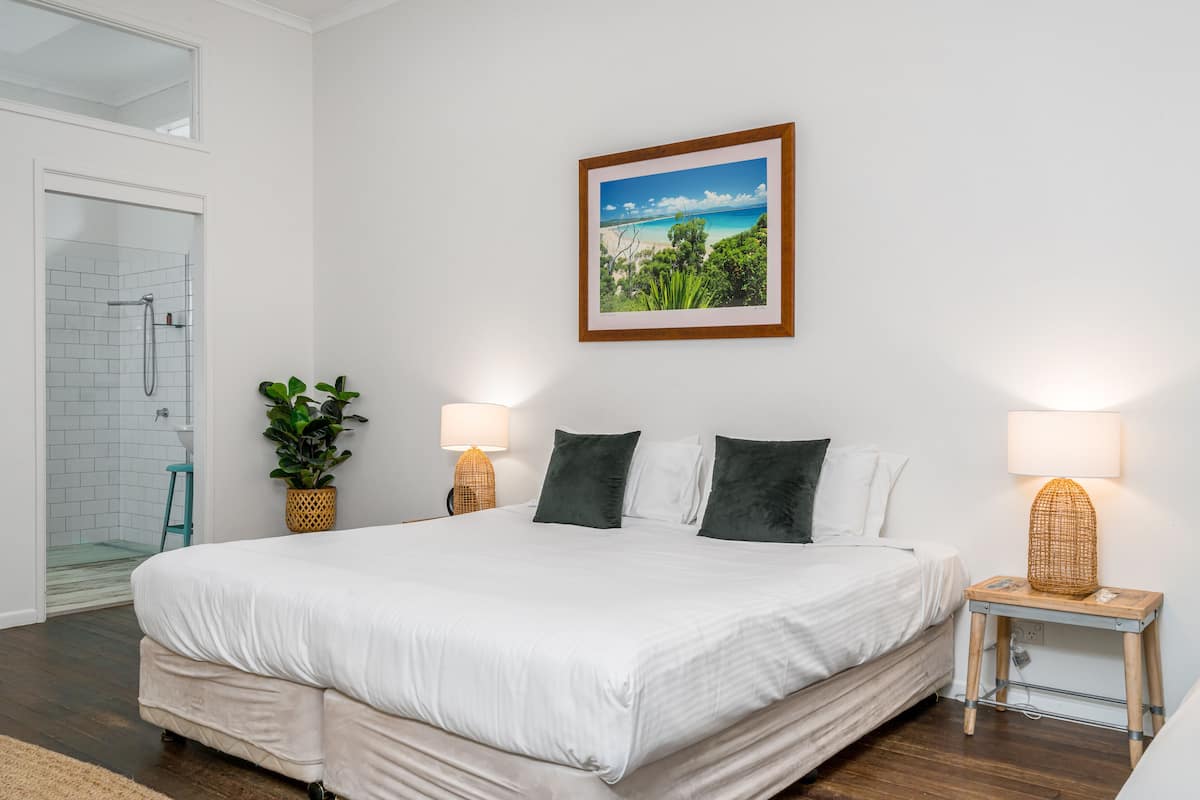 Deluxe kamer, 1 twee- of 2 eenpersoonsbedden | Luxe beddengoed, een bureau, een strijkplank/strijkijzer, gratis wifi