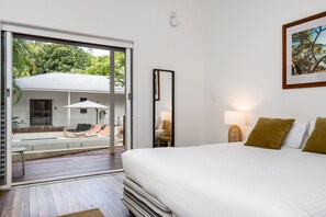 Sengetøy av topp kvalitet, skrivebord og strykejern/-brett