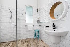 Shower, free toiletries, hair dryer, towels - Cove Studios (Byron Bay)