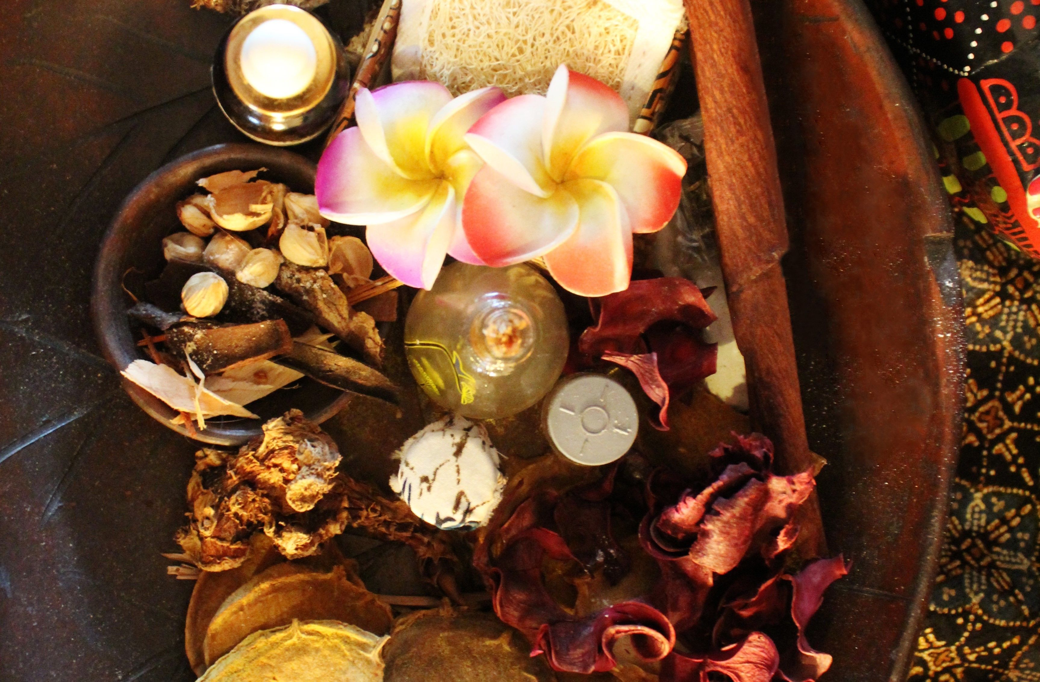 Un baño termal con diversos detalles, como flores, velas y sales de baño.