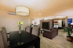 Minibar, in-room safe, desk, free WiFi - Aston Pontianak Hotel & Convention Center (Pontianak)