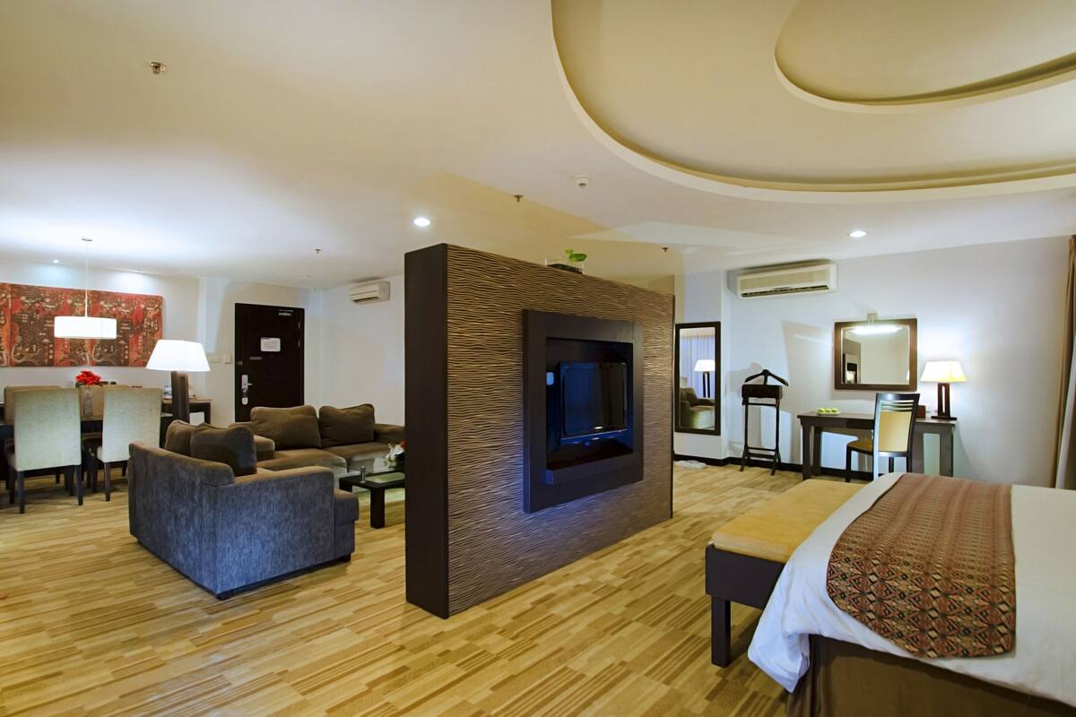 Minibar, in-room safe, desk, free WiFi