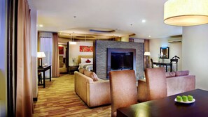 Family Suite | Minibar, in-room safe, desk, free WiFi - Aston Pontianak Hotel & Convention Center (Pontianak)