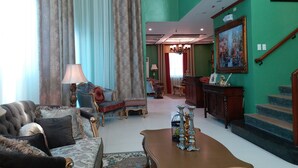 Exclusive Villa | Living area | TV - Lee Boutique Hotel Tagaytay (Tagaytay)