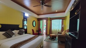 A hotel room with a large bed, a ceiling fan, a TV, a desk, and a chair. - Lee Boutique Hotel Tagaytay (Tagaytay)