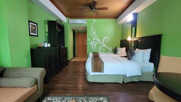 Kamar Superior | Brankas dan didekorasi berbeda-beda