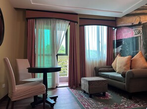 Regency King Room | Caja de seguridad en la habitación y decoración personalizada
