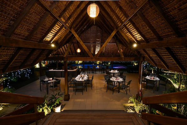 Serviço de café da manhã, almoço, jantar; restaurante ao ar livre