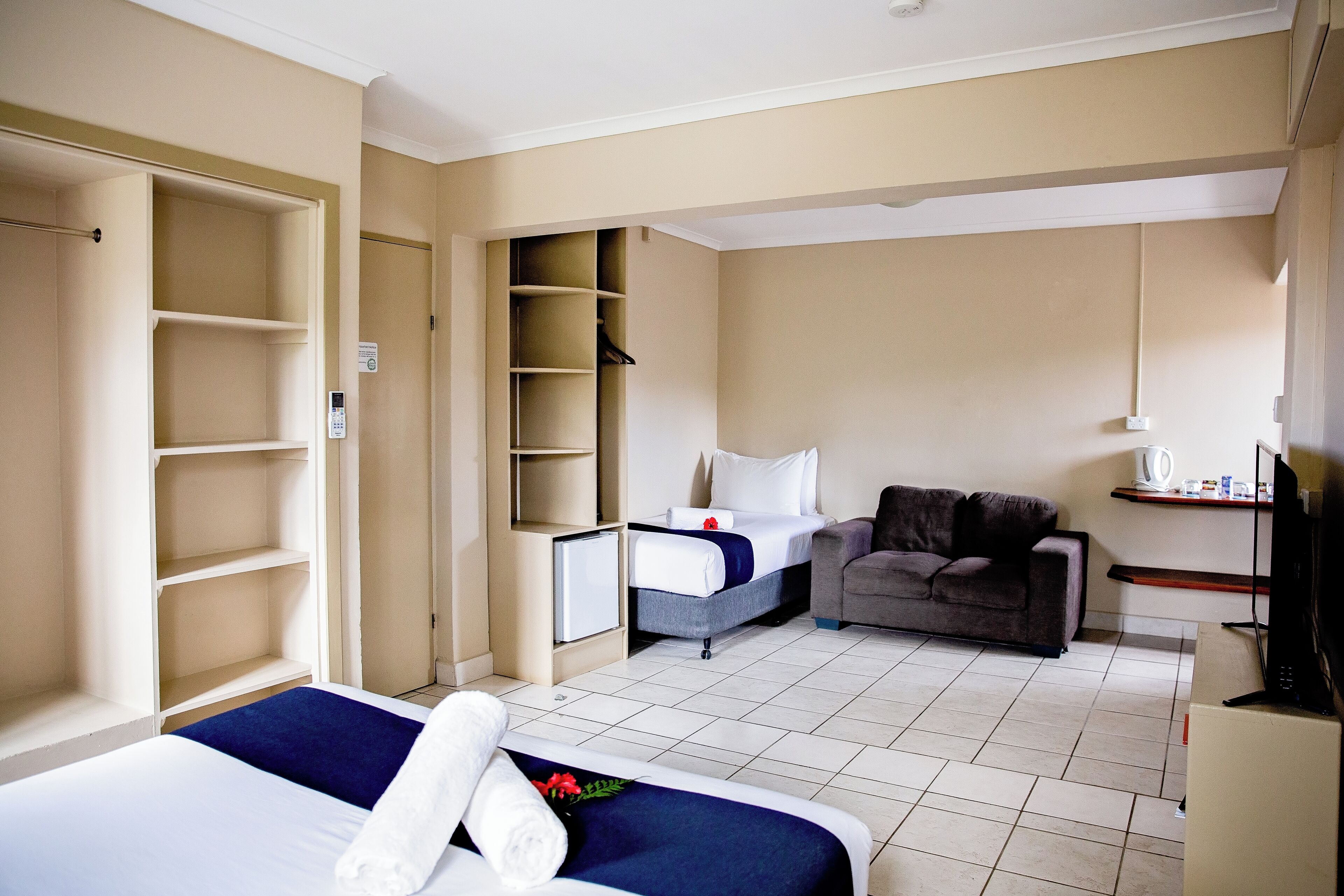 Colchones Tempur-Pedic y caja de seguridad en la habitación 