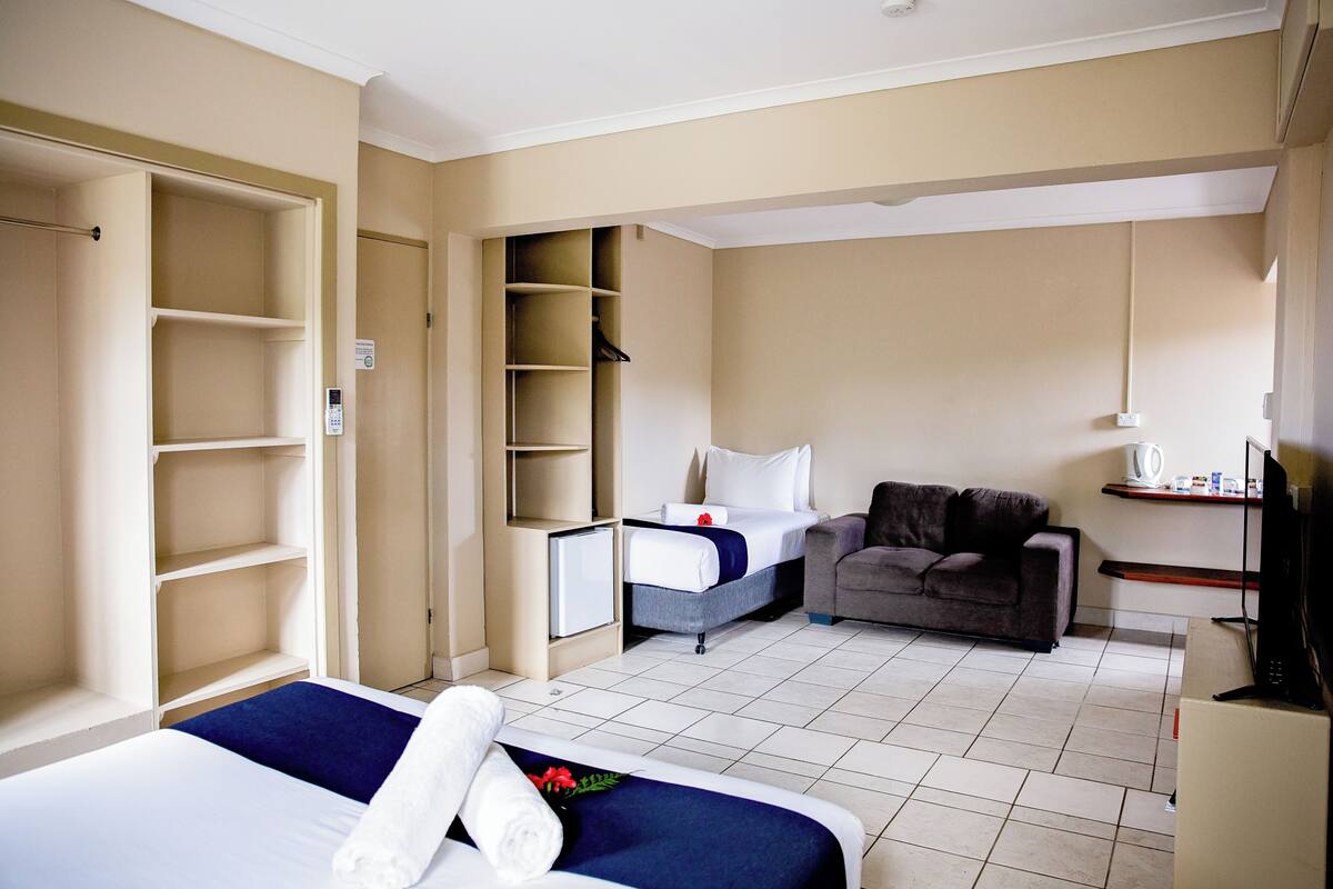 Colchones Tempur-Pedic y caja de seguridad en la habitación