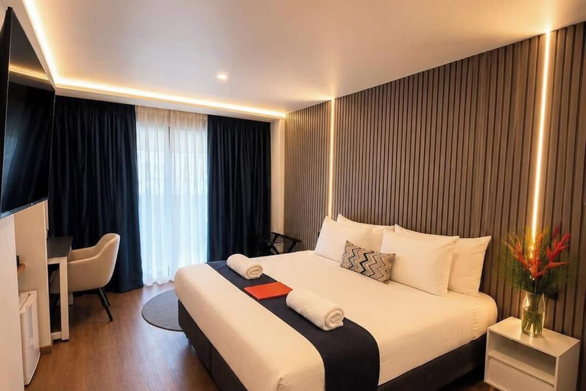 Deluxe Room, 1 Bedroom, Balcony | Katil Tempur-Pedic, peti besi dalam bilik, ruang kerja komputer riba 