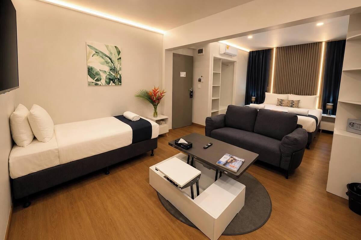 Standard Triple Room | Katil Tempur-Pedic, peti besi dalam bilik, ruang kerja komputer riba 