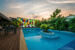 Piscina externa, guarda-sóis, espreguiçadeiras