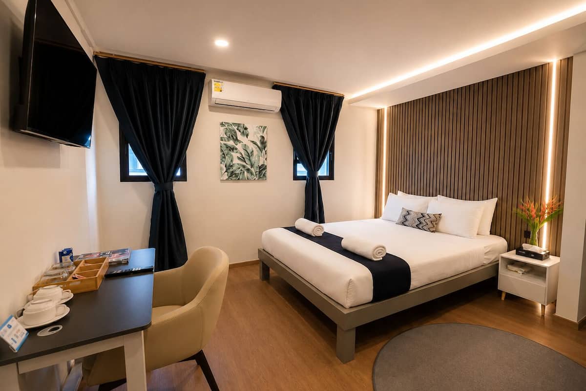 Standard Room, 1 Bedroom | Katil Tempur-Pedic, peti besi dalam bilik, ruang kerja komputer riba 