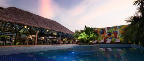 Piscine extérieure, parasols de plage, chaises longues