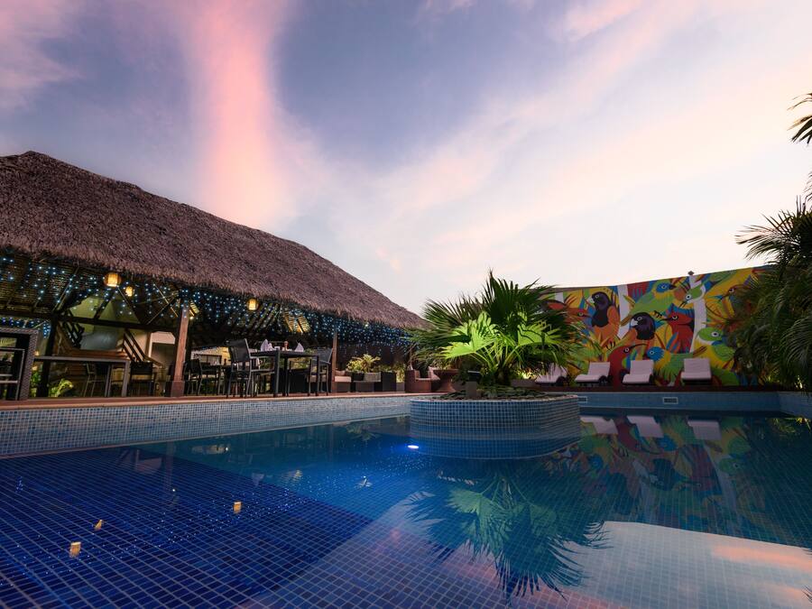 حمّام سباحة خارجي، مظلات على حمّام السباحة، مقاعد للتشمس